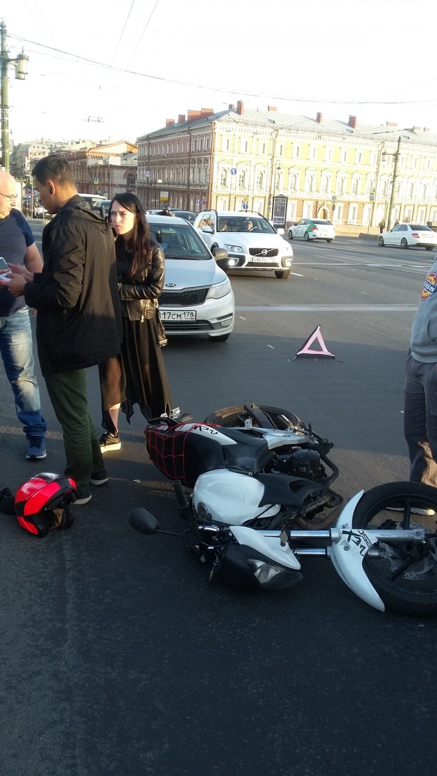 Мотоцикл после падения. Мотоциклист через мост. Мотоциклист через мост. Челябинские мотоциклы. Авария на разводном мосту в питере.