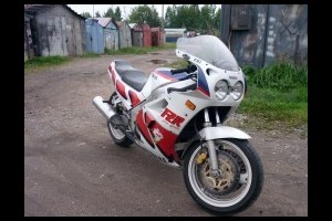 Yamaha FZR